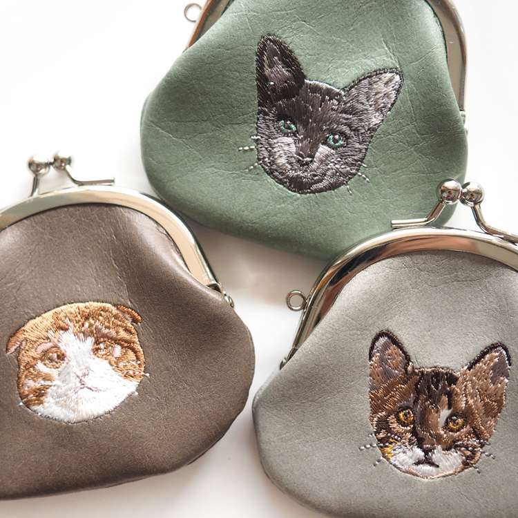  猫顔刺繍入りがま口コインケース